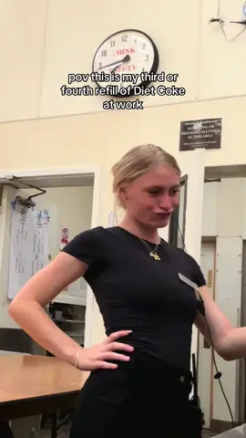 where’s my Diet Coke girlies 💅🏼🤤 #dietcokebreak #contentcreator #creatorsearchinsights #fallfashion 