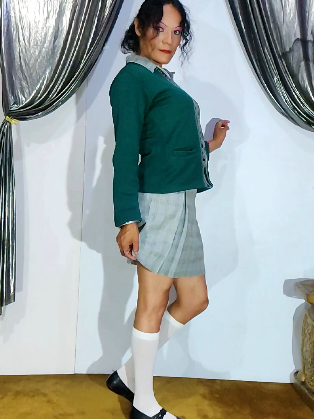 colegiala travesti Saray Isis Amay con uniforme verde#crossdresser #trans #crossdressering #sissyclip #sissy #sarayisisamay #tightskirts #tightskirt #crossdressing #transgender #shiny #crossdressersissy #tgirls #tgirl #colegiala #sissys