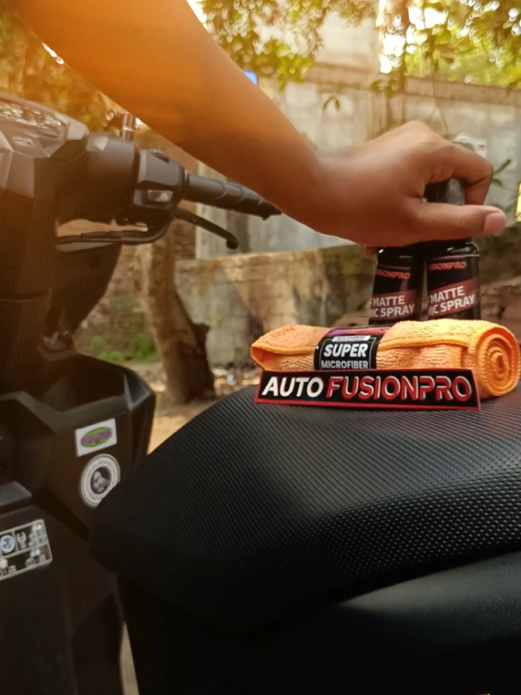 “Bang, gimana biar motor doff gak gampang kotor waktu hujan?” 🌧️ Jawabannya = Auto FusionPro! 🌿 Efek daun talas bikin air & lumpur susah nempel ✨ Matte look tetap elegan 🛡️ Perlindungan cat lebih tahan lama Biar motor doff kamu selalu fresh, pakai Auto FusionPro tiap kali nyuci 🚀 Hashtags: #autofusionpro #pengkilapmotor #bodydoff #doffmate #efekdauntalas 