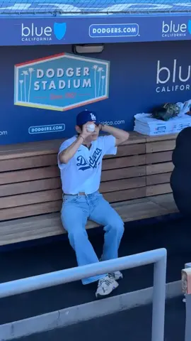 Taehyung sudah siap untuk pelemparan pertamanya di Dodgers Game😘😍🥰🤩🥳#taehyung #dodgersgame #bangtansonyeondan방탄소년단 #bts 