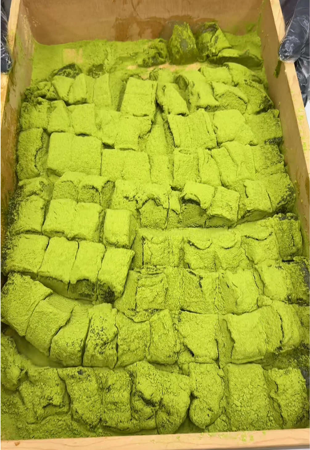 とろっとろプルプルの生抹茶わらびもち ◎ 生わらびもち　抹茶　¥1,250 …とろとろ食感を追求したわらびもち。 たっぷりかける抹茶きな粉には、四国の伝統ある高級和三盆が使用されています！ 【店名】とろり天使のわらびもち 天神橋本店 【住所】大阪府大阪市北区天神橋５丁目７−２８ 【ｱｸｾｽ】天満駅から徒歩4分 【定休】不定休 【営業時間】12:00-20:30 【料金】1,000-2,000円 【Warabi Mochi】 ◎ Nama Warabi Mochi – Matcha ¥1,250 (about $9) …A silky, melt-in-the-mouth warabi mochi crafted for an ultra-smooth texture. The matcha soybean flour topping is generously dusted with premium wasanbon sugar, a traditional high-grade sugar from Shikoku. Store Name: Torori Tenshi no Warabi Mochi Tenjinbashi Main Shop Address: 5-7-28 Tenjinbashi, Kita-ku, Osaka, Japan Access: 4-minute walk from Temma Station Closed: Irregular holidays Hours: 12:00–20:30 Budget: ¥1,000–¥2,000 (about $7–$14) #大阪グルメ #japanesefood