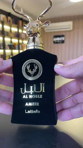 Perfume Unissex Lattafa Al Noble Ameer 100ml O perfume Ameer da Lattafa Perfumes é uma fragrância compartilhável que exala sofisticação e elegância, adequada para homens e mulheres que apreciam uma essência refinada e marcante. Suas notas de topo de maçã, pimenta rosa e alecrim proporcionam uma abertura vibrante e revigorante, criando uma primeira impressão cheia de frescor e vitalidade. Essa combinação equilibrada de aromas frutados e herbais prepara o caminho para uma jornada olfativa envolvente.
