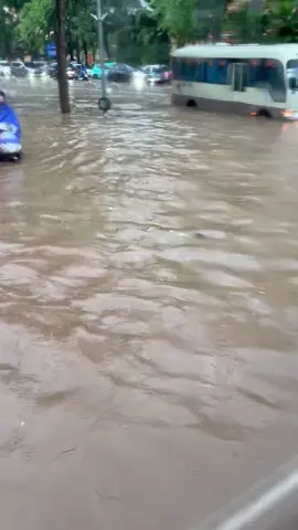 🔥Hà Nội ngập lụt kinh hoàng do mưa bão. Hàng loạt các tuyến phố ngập sâu, các phương tiện chết máy gây ùn tắc giao thông. Ace chú ý 🥲#thoitiet #giaothong #muabao 