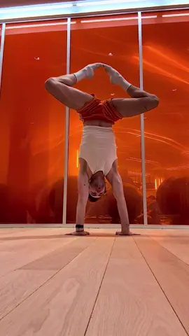 A little post yoga play 🧘🏻‍♂️🤸🏻‍♂️ #yoga #Fitness #handstand #equinox