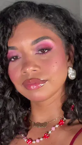 Love a pinky red moment 🩷💕 @Fenty Beauty @BEAUTY BAY @madebymitchell @Huda Beauty #eyeshadowtutorial #makeup @urban decay 