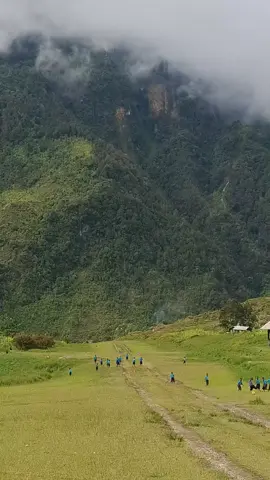 No viral sound Just a peaceful voice From beautiful little angels, river, air & nature. #papua #pedalaman #education #health #highland 