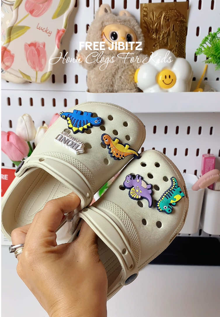 honu clogs for kids with free jibitz 😍  #honuclogsforkids #clogsforkids #slippersforkids #kidsessentials 