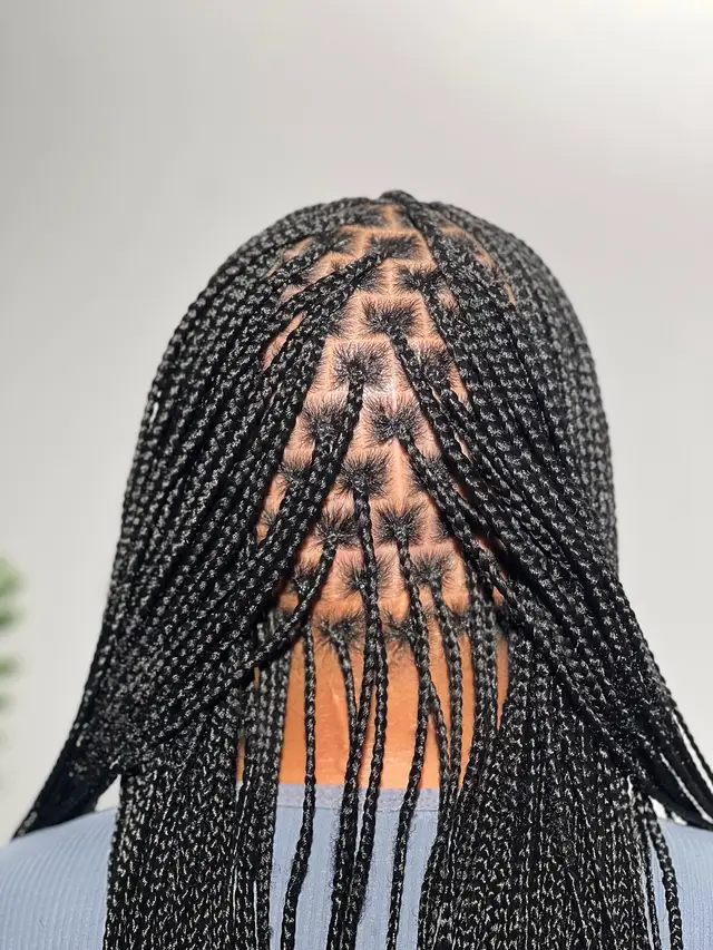 Precision 😍😍💕 . . . STYLE DETAILS: ✨Book under: knotless braids ✨ ✨Small size ✨ ✨Mid back length ✨ ✨color 1✨ TO BOOK: Click on the link in bio to book!! 💕Thank y’all for  the continuous support ❤️❤️