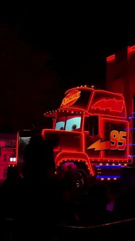 “Paint the night parade” na Disneyland celebrando 70 anos do parque na Califórnia. Foi mágico assistir ao desfile dos personagens iluminados por mais de 1 milhão de leds, sentado com a família e comendo um churros sem doce de leite (rs). Inesquecível!!! 🚚 #disney #disneyland #california #disneyparade #pixar #cars #mcqueen #macktruck 
