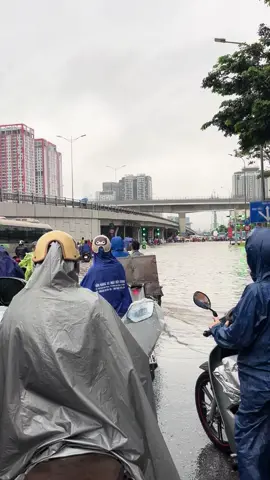 Cập nhật nhanh tình hình ngập Pham Hùng giao Hồ Tùng Mậu 🥹🥹🥹 Các bạn đã đến chỗ làm chưa? #mưagióbãobùng #ngapluthanoi 