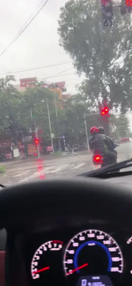 Thức dậy,ông mặt trời đón em bằng một cơn mưa như em đã  từng khóc vì anh.😊