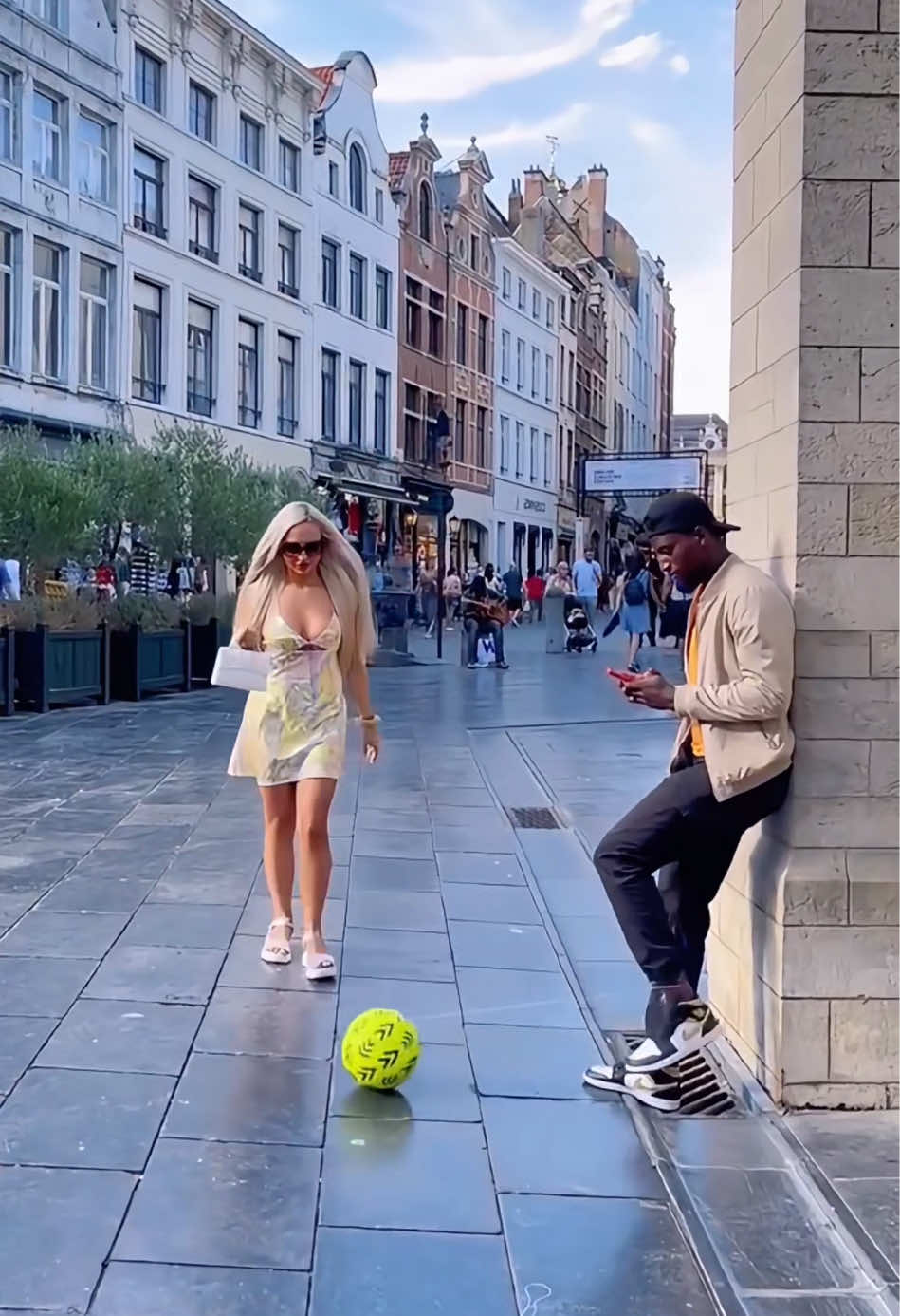 Ball on a string prank 😂😂 #funnyvideos #funny #fyp ##foryou #prank #haha  #usa 