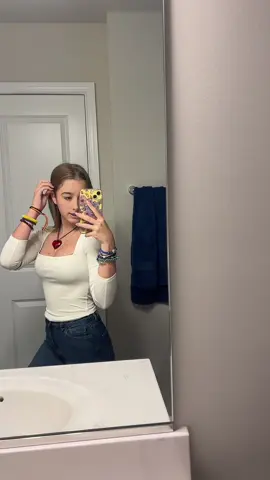 GRWM TO GO TO HIGH SCHOOL!! lo sé lo sé, llevo como mil años sin hacer vídeos, no hay excusa (es que me daba pereza lo siento) iba a subir un vídeo el finde pero me dio mucha pereza grabarlo así que no lo hice LOL lo sientooo. MAÑANA UPDATE PORQUE PASARON COSITASSSS. #exchange #exchangestudent #usa #highschool #americanhighschool 