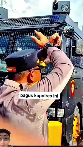 semoga barisan polisi bisa seperti ini..melindungi masyarakat... #demonslayer #masyarakat #fyp #viral #demo25agustus2025digedungdprjakarta 
