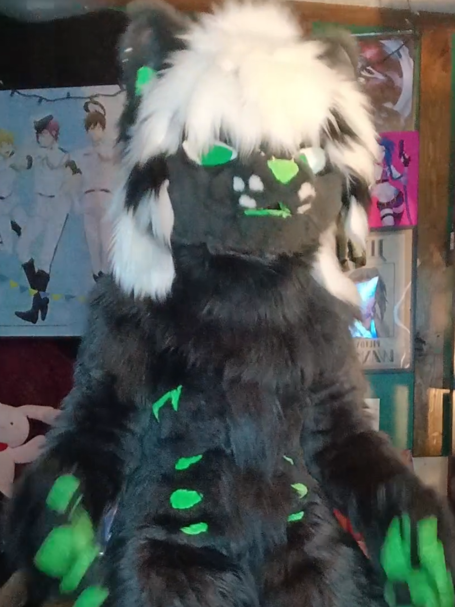 The butt padding saved my fall #furtok #fullbodyfursuit #denfur #hyenafursuit #fursuitmaker 