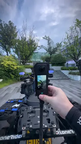 Mọi góc nhìn đều đẹp khi có Insta360 X5 8K trong tay 📸✨ Insta360 X5 là bước ngoặt mới trong thế giới máy quay 360°, hội tụ mọi công nghệ tiên tiến để mang đến trải nghiệm ghi hình toàn diện, sắc nét và linh hoạt:  🔥 Chất lượng hình ảnh đỉnh cao  • Quay 8K@30 fps, 5.7K@60 fps và 4K@120 fps, kết hợp chế độ PureVideo AI giúp giảm nhiễu, mở rộng dải sáng tối đến 13.5 stop, giữ chi tiết sắc nét ngay cả trong điều kiện thiếu sáng.  🔥 Cảm biến & bộ xử lý mạnh mẽ  • Đôi cảm biến 1/1.28″ CMOS (144% lớn hơn đời X4) và hệ thống Triple AI Chip (1 chip AI + 2 chip xử lý hình ảnh) cho màu sắc trung thực, dải tương phản rộng, chụp ảnh panorama 100 MP và interval 0,5 giây.  🔥 Thiết kế module & bền bỉ  • Ống kính có thể thay thế nhanh khi trầy xước, giảm chi phí bảo trì. Thân máy đạt chuẩn IP68, chống nước tới 15 m và chịu va đập tốt, sẵn sàng đồng hành trong mọi thử thách.  🔥 Thời lượng pin & tiện ích  • Pin 2.400 mAh cho thời gian quay tối đa đến 185 phút (Endurance Mode). Hỗ trợ sạc nhanh USB-C, 0→80 % chỉ trong 20 phút. Micro Wind Guard đa lớp cùng thuật toán khử gió mang lại âm thanh stereo/360° rõ nét.  🔥 Tính năng sáng tạo  • InstaFrame: Ghi song song video flat và 360° để dễ dàng đăng lên mạng xã hội hoặc tùy chỉnh khung hình sau.  • PureVideo Mode: Tự động tối ưu ánh sáng, giảm nhiễu bằng AI.  • Twist to Shoot: Xoay thân máy để bật/tắt ghi hình nhanh chóng, tiện dùng cả khi đang đeo găng tay. #truongsteven #trending #dulich #insta360x5 #TechWear  