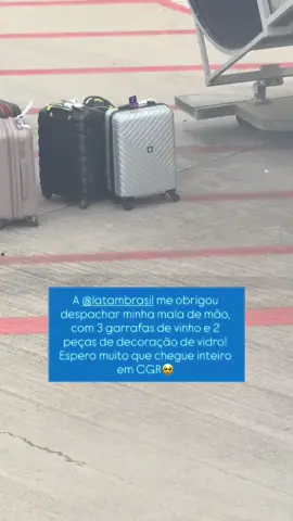 Descaso da Latam que obriga os clientes a despachar a mala de mão (mesmo sendo do grupo 2 e mesmo eu mencionando pro funcionário que havia vídeos e itens muito frágeis na mala) e abrir mão dos itens frágeis que chegam quebrados no destino. Comprei presentes que não terei mais graças a Latam! . #bagagem #latam #viagem #aeroporto 