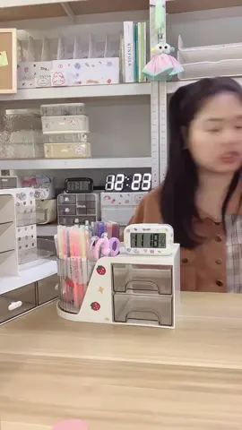 ถังเก็บของน้องหมี! ใส่ปากกา, ของใช้, เป็นถังขยะบนโต๊ะก็ได้ ฝาสไลด์ขึ้นลงง่าย แถมสติกเกอร์ฟรี!