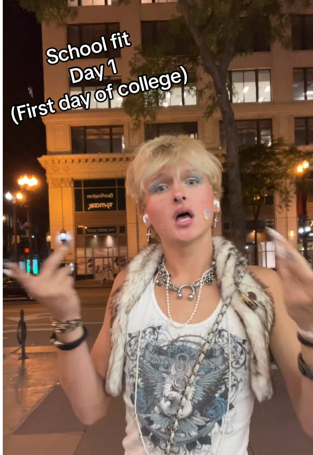 First day n alr shut it downnnn #fyp #foryoupage #fashiontiktok #lgbtq #fashioninspo #fashioninspo #fashion #makeup #fashiontok #trending #gay #chicago #OOTD 