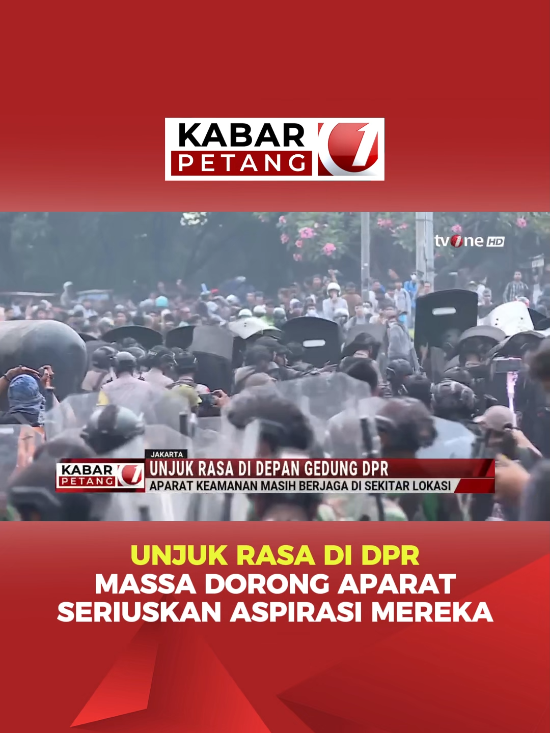 💥 Bentrok Unjuk Rasa di Depan DPR RI Unjuk rasa yang digelar di depan gedung DPR sempat ricuh. Massa pengunjuk rasa berusaha menyampaikan aspirasinya, aparat menggunakan water canon untuk memukul mundur, namun sebagian tetap bertahan di lokasi.  🔍 Situasi terus dipantau, aspirasi masyarakat tetap diseriusi. 📡 Pantau terus tvOne untuk informasi terbaru! #DPR #UnjukRasa #Ricuh #AspirasiMasyarakat #BreakingNews #tvOneNews #KabarTvOne #UpdateTvOne