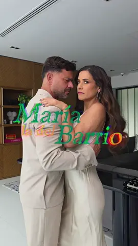 ¡María la del Barrio cumple 30 años! 🎉 Y no podía dejar pasar la oportunidad de recrear su icónica intro 🙈✨🌹 Tienen que ver la actuación estelar de @Yacoturco como nada más y nada menos que Luis Fernando, el galanazo 😏😂 ¿Qué otras intros de novelas les gustaría que recreemos? 👀 Leo sugerencias.