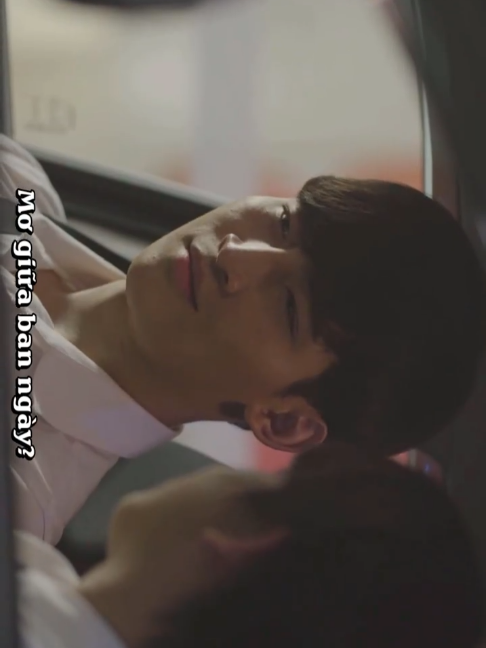 In: Anh Korn... Anh Korn! (Cậu hét lên. Cậu biết, cậu biết ánh mắt đó mang ý nghĩa gì. Cậu vùng ra khỏi vòng tay của cha mình, lao đến rung mạnh cơ thể của anh 1 cách đin cuồng, g@ò thét và khóc lóc trong thóng khổ. Cậu ôm lấy khuôn mặt đầy m@ú của Korn, hôn lên nghẹn ng@ò). Em yêu anh... yêu anh Korn... chúng ta đã hứa với nhau rồi mà... rằng sẽ mãi mãi ở bên nhau... Chúng ta sẽ ở bên nhau mãi mãi. #soichido #bl #ohmfluke #bounprem #kaoearth 