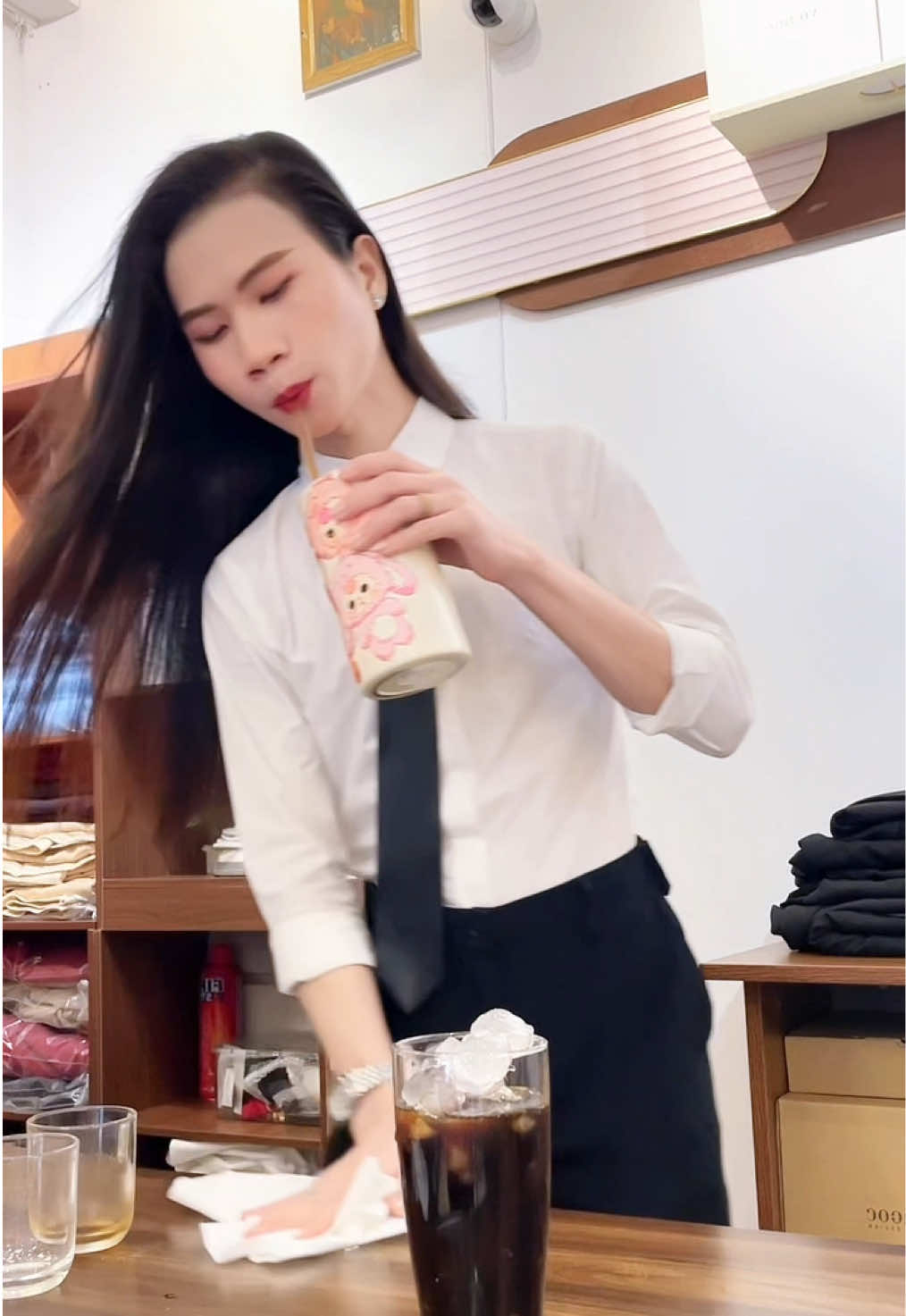 Mời cà phê.