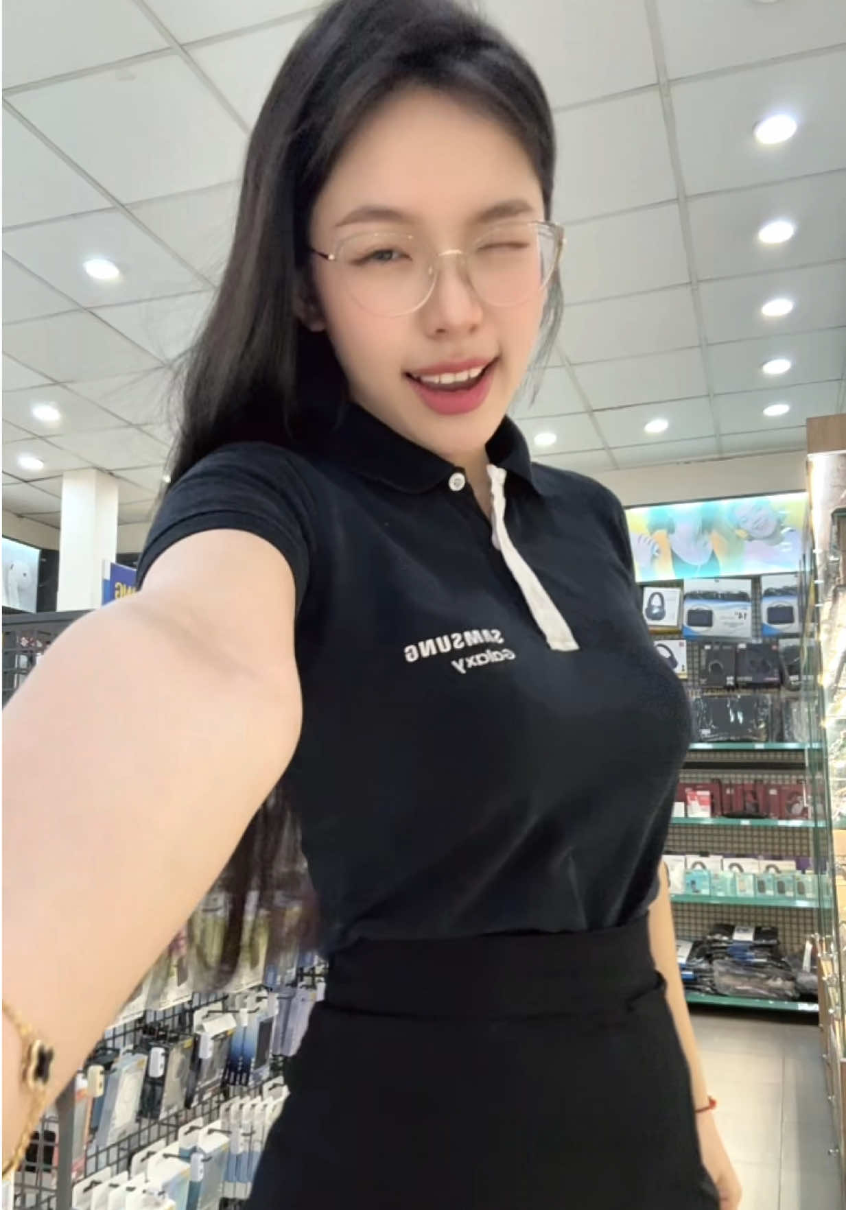 Đi làm ngày mưa bão🥴🥴 #tgdd #samsung #pg #trending 