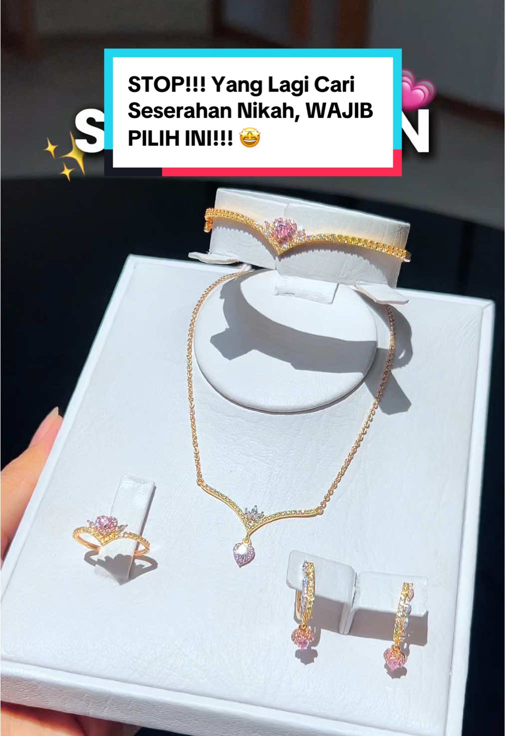 Koleksi ini PERFECT banget buat dijadiin seserahan pernikahan! Cantik, timeless, anggun, dan BISA DIJUAL LAGI!!! 🤩 Tag pasangan kamu dan minta dia check out sekarang! 💫 #semarnusantara #seserahan #emasasli #weddingjewelry #fyp #foryoupage #viral #WIBGAJIAN #GajianSale