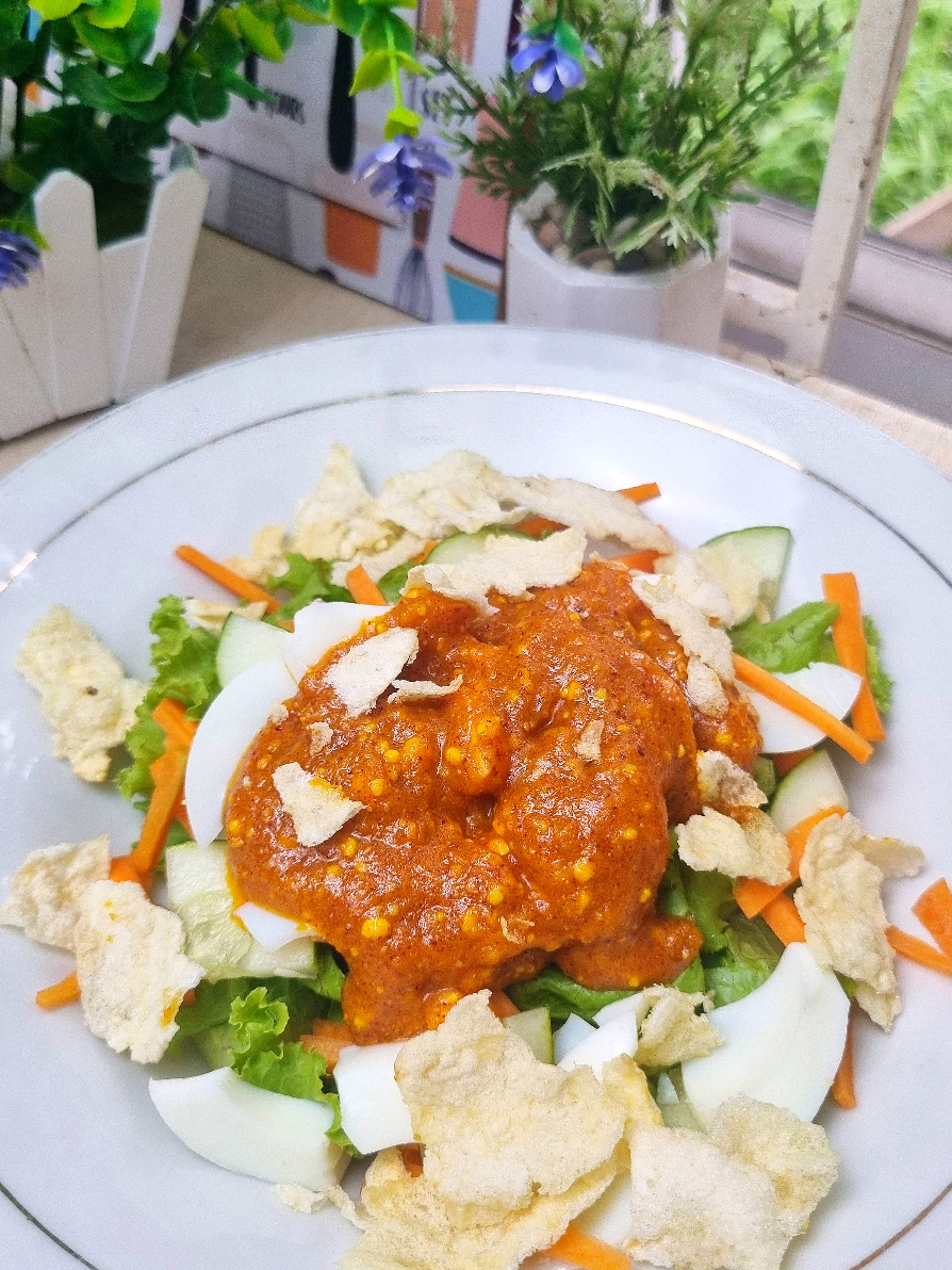 Salad simple saus kuning telur  Bahan: 2 kuning telur rebus 2 sdt desaku baput 1 sdt desaku cabe bubuk 1/4 sdt ladaku 1/2 sdt garam 2 sdt gulahalus 3/4 sdt jeruk nipis 4 sdm minyak goreng Salad; Selada Timun Wortel Telur putih rebus Kerupuk melinjo #saladsauskuning_satset #resepsatset_rudy #resepsaladsimple #saladsayur #serunyaditiktok 