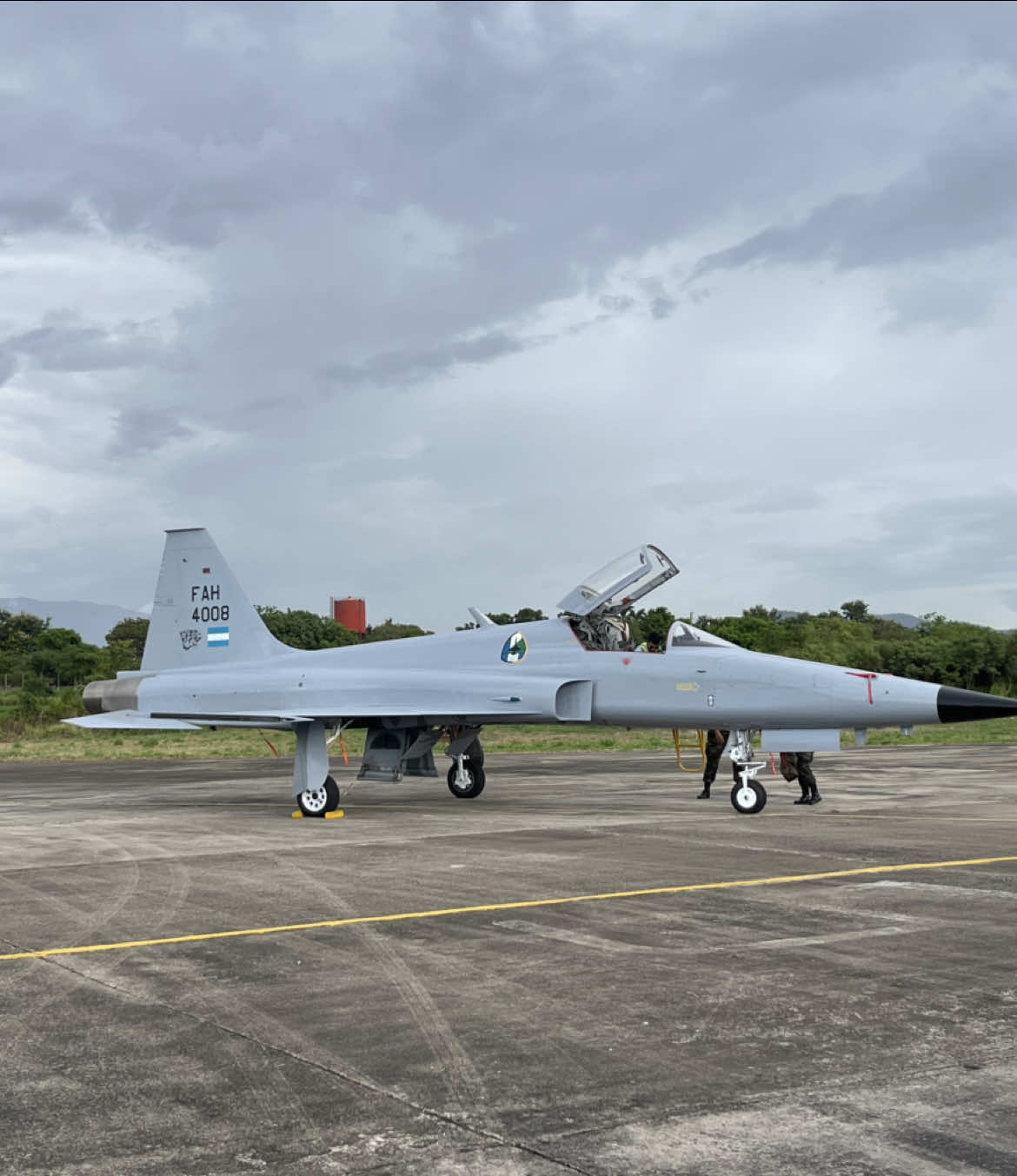¡Un rugido que estremece el aire! 🔥 El F-5 Tiger, con su doble motor a reacción, desata un estruendo que corta el cielo y acelera el pulso. Cada pasada es pura potencia, velocidad y adrenalina. No es solo un sonido… es la voz de la supremacía aérea. ¿Lo escuchaste? Es la libertad rugiendo a Mach 1. ⚡✈️ A roar that shakes the skies! 🔥 The F-5 Tiger, with its twin jet engines, unleashes a thunderous blast that tears through the air and ignites adrenaline. Every flyby is pure power, speed, and dominance. This isn’t just a sound… it’s the voice of air superiority. Did you hear it? That’s freedom roaring at Mach 1. ⚡✈️ #F5T#F5Tigeri#AviationLoversr#AirPowert#JetSoundlitaryJets  