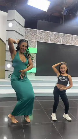 Bailamos el trend del momento, Tropicoqueta 💗 con la hermosa @Rocio Miranda  en @PRÉNDETE por @Panamericana Televisión  #tropicoqueta #rociomiranda #prendete #panamericanatelevisión  #karolg 