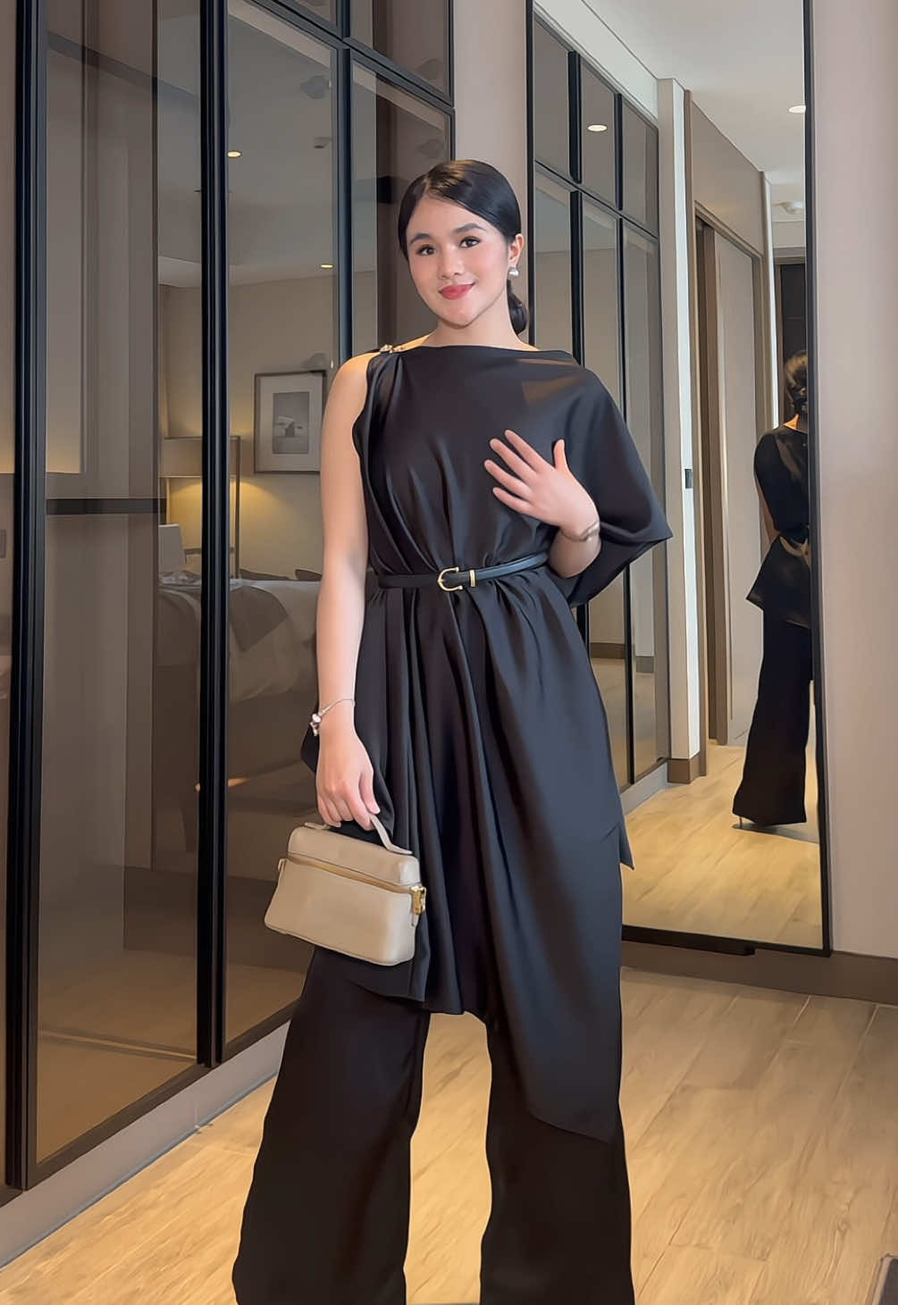 Dressed in satin, made for the moments that matter 💫 #onesetsatin #satinpants #bajusatin #bajukondangan #outfitideas 