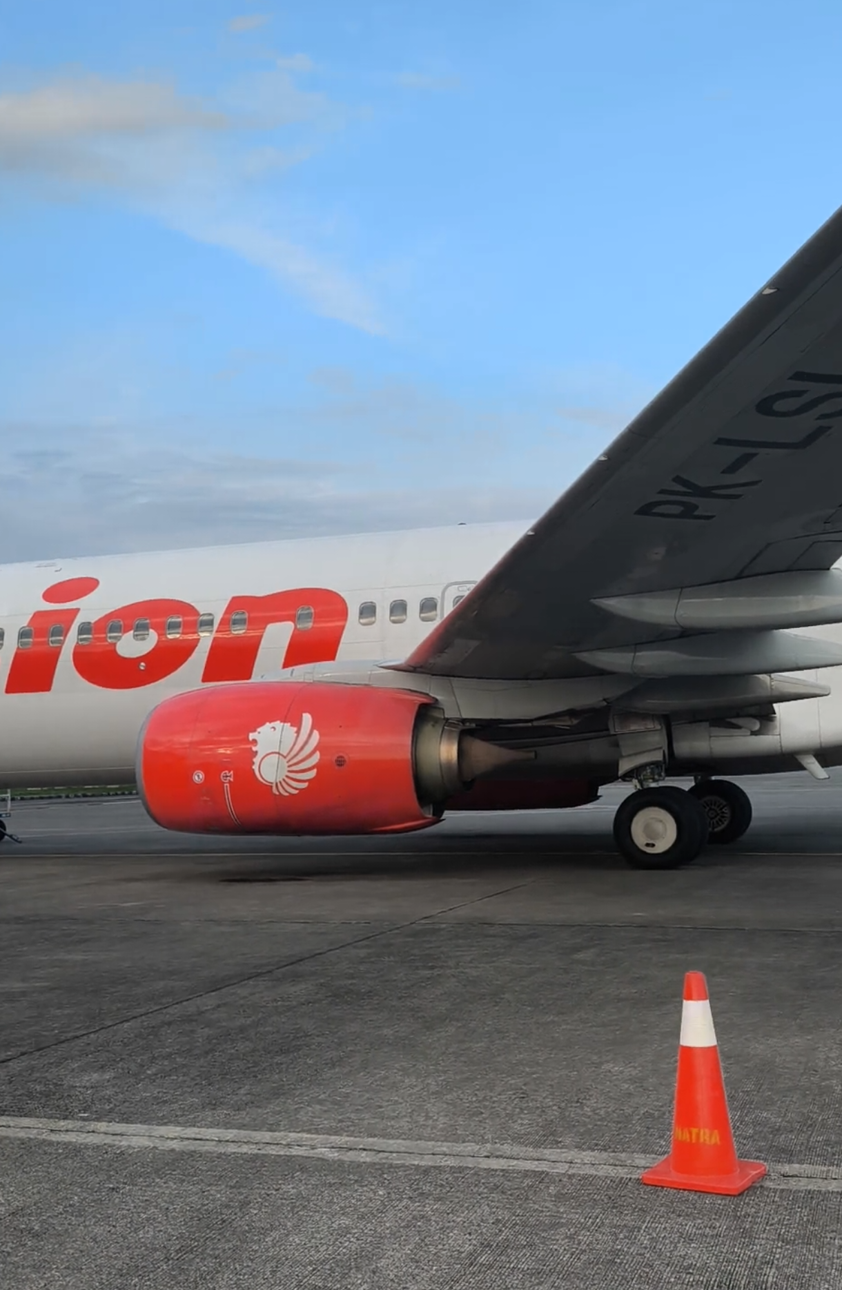 mentahan touch down di bandara Adi Soemarmo Solo Boyolali sebagai aktifitas sehari-hari yang berguna untuk bahan prank teman pacar mantan atau selingkuhan kalau habis liburan atau kerja dari luar kota, serta jadi bahan mentahan aesthetic cinematic potrait kata-kata yang bijak #mentahancinematic #mentahanstory #mentahanvideo #mentahanjalanjalan #mentahanstorywa 