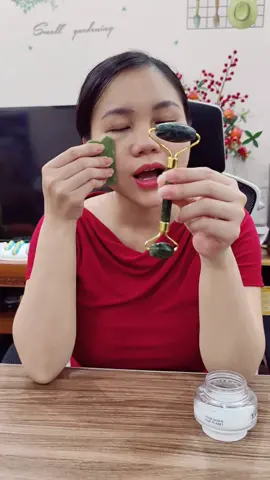 Dụng cụ Gua Sha trên khuôn mặt và con lăn ngọc bích, dụng cụ massage mặt và đầu thư giãn #dungcuguasha #dungcumassagemat #chamsocda #chamsocsuckhoe #gocvanphongcuatien 