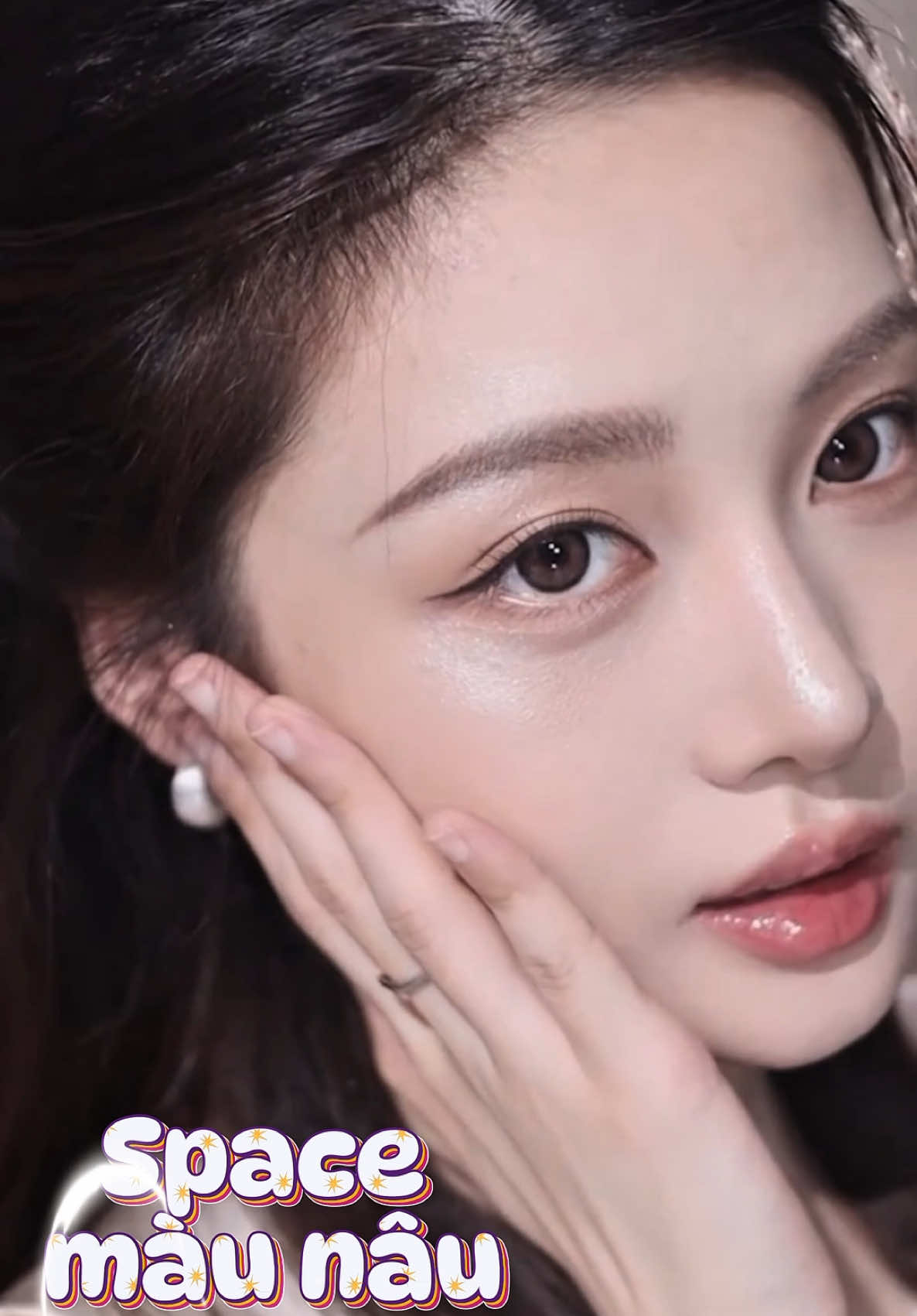 ✨ Space Brown 14.2mm – Tông nâu tự nhiên, dễ thương và trong veo như ánh nắng 🌞 👀 Giúp đôi mắt to tròn hơn nhưng vẫn nhẹ nhàng, không lộ liễu. Phù hợp đi học, đi làm hay đi chơi đều xinh xắn 🥰 #lensnau #SpaceBrown #lens142mm #matdeptrong #matdep #matdeplunglinh #beautyvn #kinhapptrong #lenshanquoc #hottrend #matto #matdethuong #matdepmoingay #westerneyes 