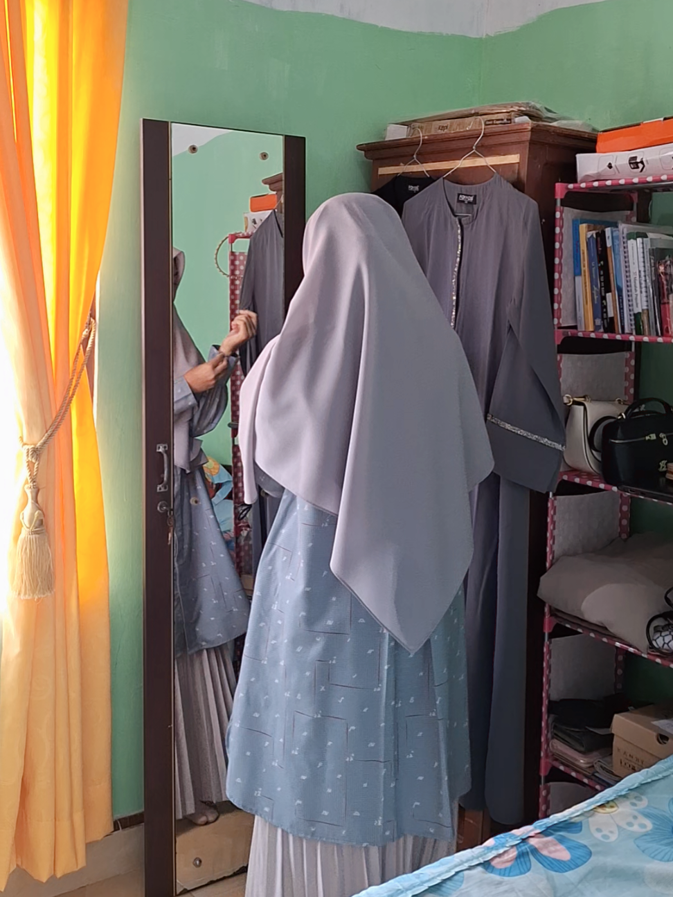 Kita usahakan pakaian yg rapi, stylish dan tetap syar'i🧕🏻. semoga Allah istiqomah kan🤲🏻🥹 #outfitkampus #outfitideas #outfitmuslimah #rokplisket  #outfitstyle 