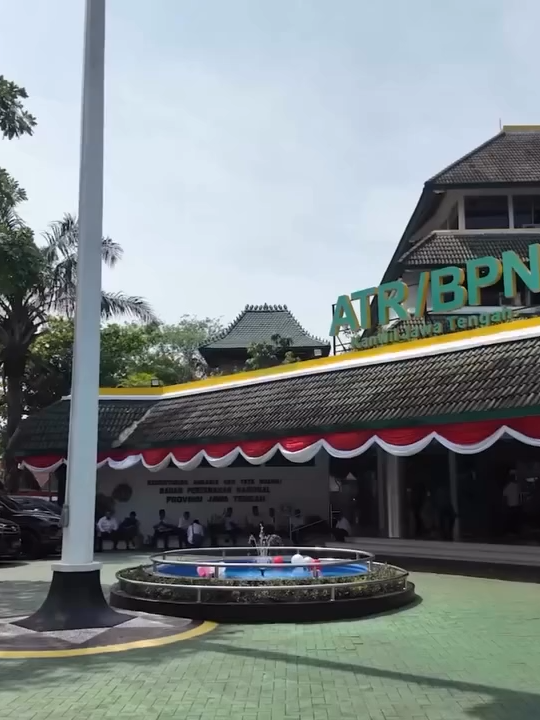 #repost Kejaksaan Tinggi Jawa Tengah melalui bidang Perdata & Tata Usaha Negara melaksanakan Perjanjian Kerjasama antara : - Kanwil BPN Provinsi Jawa Tengah dan Kejaksaan Tinggi Jawa Tengah - Kantor Pertanahan Kabupaten/Kota se-Jawa Tengah dan Kejaksaan Negeri se-Jawa Tengah Turut hadir dalam kegiatan ini, Kepala Kejaksaan Tinggi Jawa Tengah, Dr. Hendro Dewanto, S.H., M.Hum beserta jajaran Kejati Jateng dan para Kepala Kejaksaan Negeri di wilayah hukum Kejati Jateng; Kepala Kantor Wilayah Badan Pertanahan Nasional Provinsi Jawa Tengah, Lampri, A.Ptnh., S.H., M.H., beserta jajaran dan Kepala Kantor Pertanahan Kabupaten/Kota se-Jawa Tengah. #kejaksaanri #kejatijateng #jaksaguyub #trapsilaadhyaksaberakhlak #banggamelayani