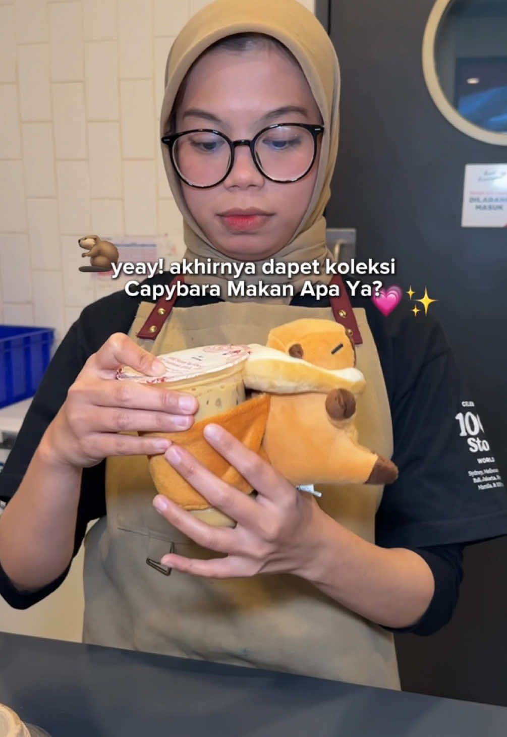 yang ditunggu-tunggu akhirnya dapet juga!🤩💗 mana sekarang lagi ada promo tebus murah jadi 39rb ajaa buat dapetin koleksinya Capybara Makan Apa Ya? 🦫✨ #kopikenangan #capybaramakanapa #coffeshopbandung #capybarakopikenangan #coffeshop 