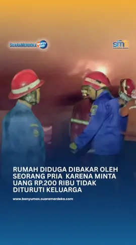 Sebuah rumah milik Masriah, warga Dusun Dawuhan, Desa Pakuncen RT 03 RW 05, Kecamatan Bobotsari, Kabupaten Purbalingga, habis terbakar pada Senin (25/8/2025) malam sekitar pukul 20.00 WIB. Tidak ada korban jiwa dalam kejadian tersebut, namun kerugian materiil diperkirakan mencapai Rp100 juta. Humas Polres Purbalingga, AKP Setyo Hadi, menjelaskan bahwa kebakaran bermula dari permasalahan keluarga. Sekitar pukul 16.00 WIB, M. Abdul Basith yang merupakan anak korban meminta uang Rp200 ribu kepada kakaknya, Surma Ariyanti, untuk ongkos ke Jakarta. Namun permintaan itu ditolak karena yang bersangkutan sering mengajukan permintaan serupa. Merasa kesal, terduga pelaku kemudian mengancam akan membakar rumah yang ditempati bersama orang tuanya. Benar saja, pada malam harinya sekitar pukul 20.00 WIB, Abdul Basith diduga menyalakan api menggunakan korek dengan bensol hingga api cepat membesar dan melahap bangunan rumah. Melihat api semakin berkobar, dua saksi bersama warga sekitar berusaha memadamkan api secara manual. Salah seorang saksi kemudian melaporkan kejadian ke pihak desa, Polsek Bobotsari, dan Pos Pemadam Kebakaran Bobotsari. Tak lama berselang, satu unit mobil damkar diterjunkan ke lokasi untuk membantu pemadaman. Sekitar pukul 21.30 WIB, api berhasil dipadamkan dengan bantuan petugas damkar dan warga setempat. Tidak ada korban jiwa maupun luka-luka dalam peristiwa ini. Namun, bangunan rumah berukuran 9 x 12 meter dengan atap seng dan kayu hangus terbakar. Pihak kepolisian masih melakukan penyelidikan terkait peristiwa ini. Sementara itu, korban beserta keluarga terpaksa mengungsi sementara waktu. Polisi mengimbau masyarakat agar lebih waspada dan segera melaporkan jika terjadi ancaman serupa agar tidak menimbulkan kerugian yang lebih besar. #kebakaran #purbalingga #damkar 