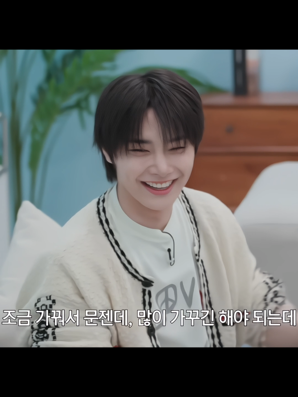 melihat ketampanan dan senyum manis seorang Yang Jeongin😚 #jeongin #straykids #fyp #foryou #xbcyza 