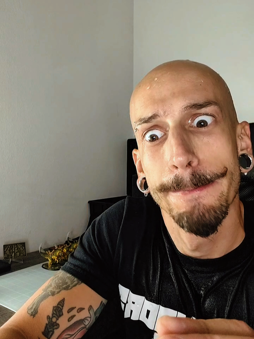 Tutorial on how to ruin a miniature in 3 easy steps. When you've finished painting it and are really happy with it, you now need to color the eyes as the final step. #warhammercommunity #warhammer40k  #paintok  #painting  #paint 