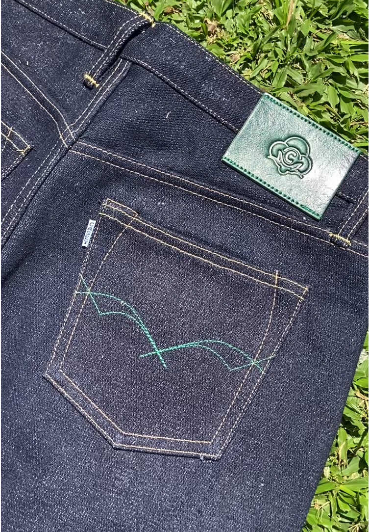Gold Strive 717  18 OZ Broken Twill Selvedge Denim Shrink to 19 OZ 100% Cotton Red Line Selvedge Double Layer Yoke Button Fly Hiden Rivert nuine Leather Patch Triple Yarn Contruction Green Pop Pocket Lining Cooper Snap Fastern Riverted Single Prong Casey emboss Top Button Single Prong Casey emboss on Fly Button Slim Straight cutting Medium Rise Interlock Inseam Unsanforized Denim #caseyjeansfive #goldstrive717 #denimyourway #indigodenim 