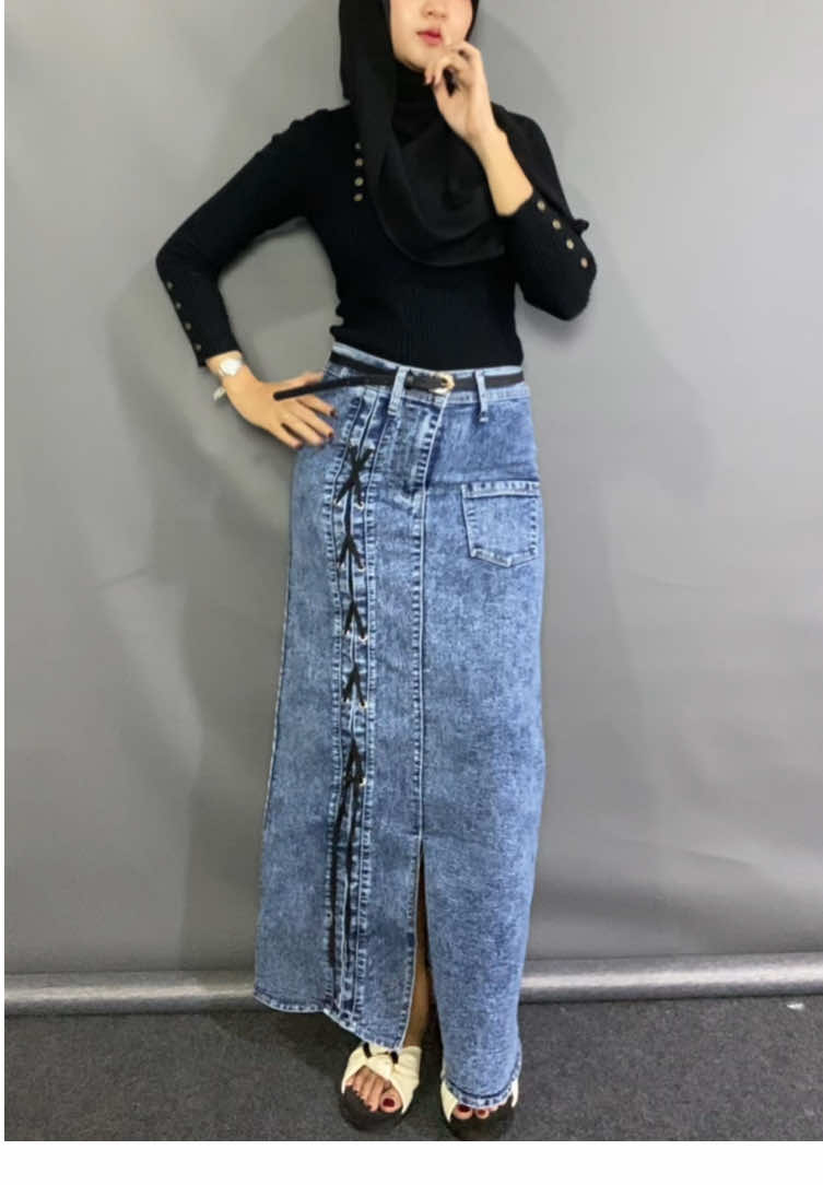 Stok terbatas, jangan sampai ketinggalan punya rok jeans kece ini! 💫” #OOTD2025 #HijabFashion #CasualLook #rokdenim 