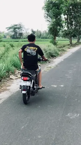 dengerin knalpot brisik aja nyaman, apa lagi dengerin kamu yappingg#fyp #sabitgank🚀 #4u #astreaindonesia #cserisgank🚀 