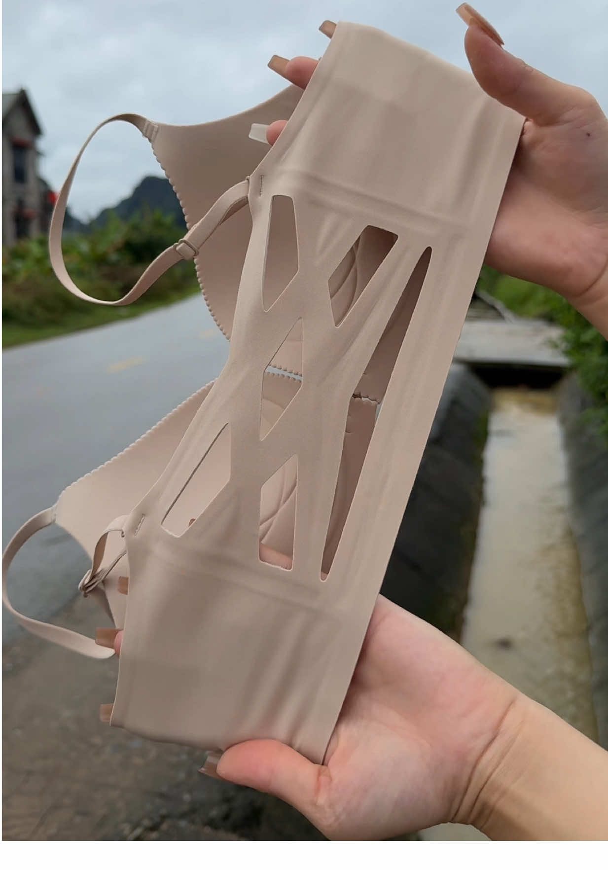 Áo lót cài trước gom tạo khe. Đệm mỏng, dây lưng rộng k lộ ngấn #aolotcaitruoc #aolottaokhe #noiy 