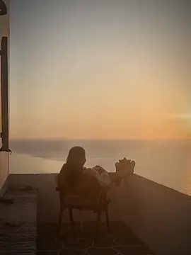 Dalam pekat yang digembok malam, terdengar langkah dari lorong asing. Siluetmu terpahat di kabut yang berbisik, menyulam kata tanpa lidah, tanpa suara. Siapakah engkau, roh aksara tanpa rupa? Hadir bagai doa yang tersesat di pusara. Apakah kau utusan luka yang bersemayam, atau bayang jiwa yang kehilangan terang? Wujudmu luntur, dingin serupa arwah hujan, tak nyata, namun menggenggam nadiku diam-diam. • • #tulisantangan #aksara #darasenja #fayyza #bollywood 