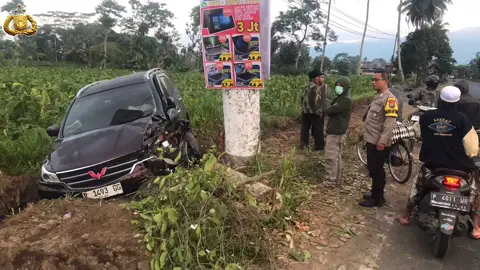 Polsek Sukowono Polres Jember Aiptu Rakhmanto, Aipda Mada Jatu W, Bripka Erfan Santoso dan Bripka Yuliandri melaksanakan giat Pamturlalin evakuasi mobil Wuling yang mengalami laka tunggal dan terperosok ke sawah di Jalan Raya Maesan - Sukowono Ds. Sukowono Kec. Sukowono, Kab. Jember, Selasa (26/08/2025).  Untuk alat berat yang digunakan dari PB. Lahan Mas Baletbaru, Sukowono. Kegiatan evakuasi mobil tersebut sekitar pukul 08.00 Wib sampai dengan pukul 11.00 Wib dibantu warga sekitar dan berjalan dengan aman, lancar dan kondusif. #polresjember #satbinmaspolresjember #polseksukowono #binmassukowono 
