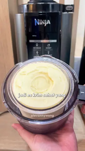 Bikin es krim sehat gampang banget pakai Ninja Creami 7-in-1 Ice Cream Maker @Ninja Kitchen Indonesia 🍨✨ Cukup masukin buah beku + cairan, mesin ini langsung ubah jadi sorbet, gelato, sampai smoothie bowl super creamy! 💯 Wajib banget buat kamu yang suka dessert sehat rendah kalori 😍 #NinjaCreami #HealthyIceCream #LowCalorieDessert #SorbetMaker #BlenderSehat #HomemadeIceCream