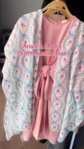 Outfit muslim anak gemes banget! Si kecil jadi keliatan anggun + comfy dipakai 💕 Cuss klik keranjang kuning biar nggak kehabisan #bellandbo #muharam #bajumuslimanak #bajuanakperempuan #bajukondangan 